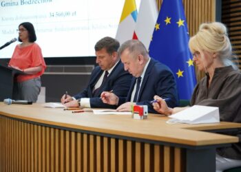 25.06.2025. Kielce. Świętokrzyski Urząd Wojewódzki. Podpisanie umów w ramach programu „Senior+” na dalsze funkcjonowanie domów i klubów seniora / Fot Świętokrzyski Urząd Wojewódzki w Kielcach