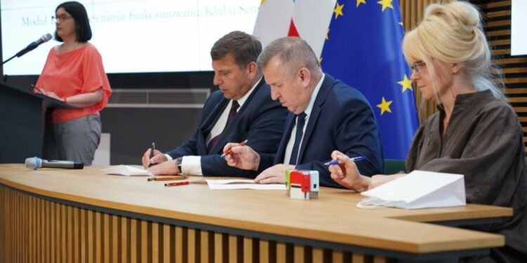 25.06.2025. Kielce. Świętokrzyski Urząd Wojewódzki. Podpisanie umów w ramach programu „Senior+” na dalsze funkcjonowanie domów i klubów seniora / Fot Świętokrzyski Urząd Wojewódzki w Kielcach