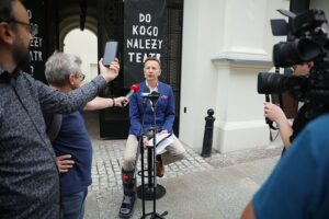27.06.2025. Kielce. Konferencja Rafała Kasprzyka przy Teatrze im. Stefana Żeromskiego w Kielcach / Fot. Wiktor Taszłow - Radio Kielce