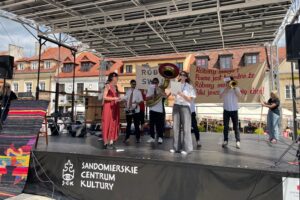 28.06.2025. Sandomierz. Bicie rekordu w śpiewaniu piosenki literackiej / Fot. Grażyna Szlęzak - Radio Kielce
