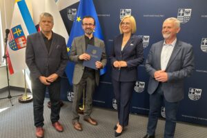04.06.2025. Kielce. Urząd Marszałkowski Województwa Świętokrzyskiego. Przekazanie umów na dofinansowanie kluczowych prac konserwatorskich, restauratorskich i robót budowlanych w zabytkowych obiektach z Kielc i powiatu kieleckiego / Fot. Iwona Murawska-Bujnowicz – Radio Kielce