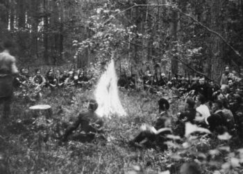 Foto: Marian Langer, Zdjęcie z 1944 r. Partyzanci na polanie pod dębem. / Źródło: Nadleśnictwo Starachowice