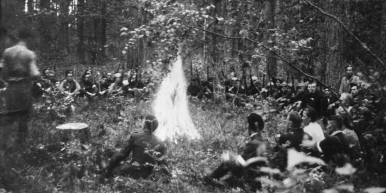 Foto: Marian Langer, Zdjęcie z 1944 r. Partyzanci na polanie pod dębem. / Źródło: Nadleśnictwo Starachowice
