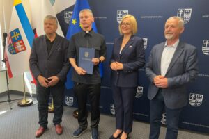 04.06.2025. Kielce. Urząd Marszałkowski Województwa Świętokrzyskiego. Przekazanie umów na dofinansowanie kluczowych prac konserwatorskich, restauratorskich i robót budowlanych w zabytkowych obiektach z Kielc i powiatu kieleckiego / Fot. Iwona Murawska-Bujnowicz – Radio Kielce
