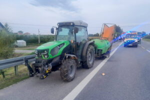 Zderzenie z ciągnikiem. Rannych zabrali ratownicy - Radio Kielce