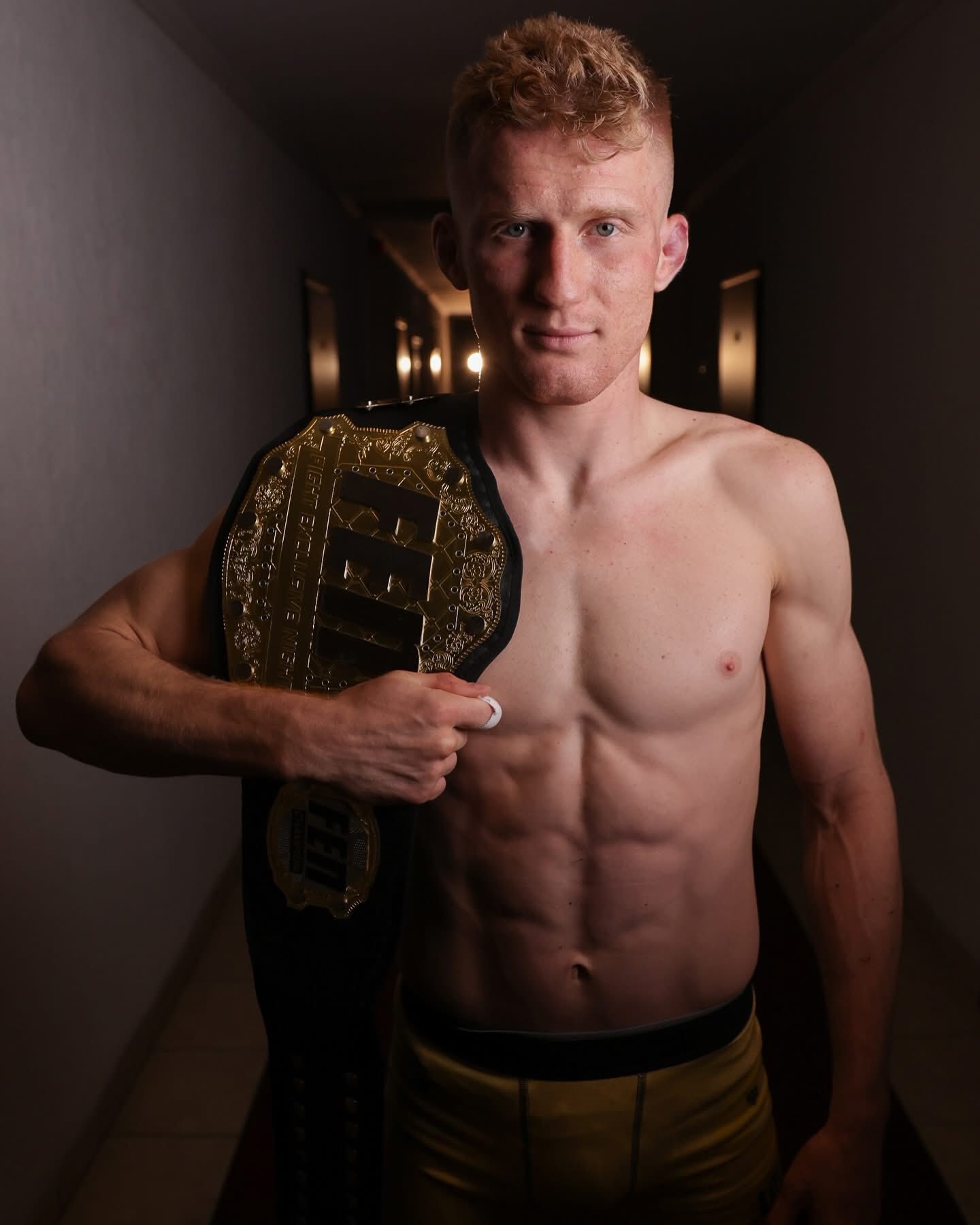 Miłosz Kruk ze Skarżyska-Kamiennej mistrzem FEN w kategorii piórkowej