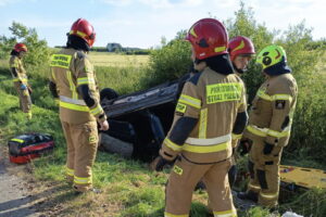 Dachowanie auta. Ranna została pasażerka - Radio Kielce