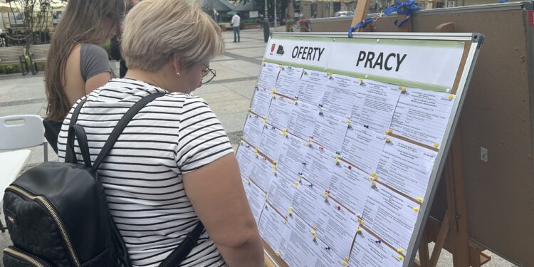25.06.2025. Kielce. Rynek. Wakacyjne Targi Pracy / Fot. Krzysztof Bujnowicz - Radio Kielce