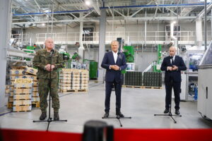 13.06.2025. Skarżysko-Kamienna. Wizyta premiera Donalda Tuska w zakładach Mesko / Fot. Wiktor Taszłow - Radio Kielce
