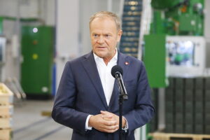 13.06.2025. Skarżysko-Kamienna. Wizyta premiera Donalda Tuska w zakładach Mesko. Na zdjęciu: Donald Tusk - premier / Fot. Wiktor Taszłow - Radio Kielce