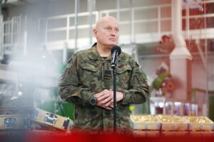 13.06.2025. Skarżysko-Kamienna. Wizyta premiera Donalda Tuska w zakładach Mesko / Fot. Wiktor Taszłow - Radio Kielce