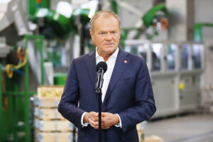 13.06.2025. Skarżysko-Kamienna. Wizyta premiera Donalda Tuska w zakładach Mesko. Na zdjęciu: Donald Tusk - premier / Fot. Wiktor Taszłow - Radio Kielce