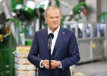 13.06.2025. Skarżysko-Kamienna. Wizyta premiera Donalda Tuska w zakładach Mesko. Na zdjęciu: Donald Tusk - premier / Fot. Wiktor Taszłow - Radio Kielce