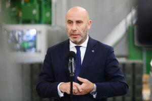 13.06.2025. Skarżysko-Kamienna. Wizyta premiera Donalda Tuska w zakładach Mesko. Na zdjęciu: Na zdjęciu: Adam Leszkiewicz - prezes PGZ / Fot. Wiktor Taszłow - Radio Kielce