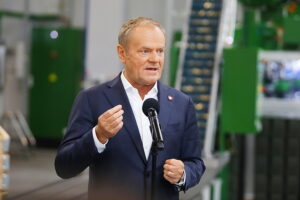 13.06.2025. Skarżysko-Kamienna. Wizyta premiera Donalda Tuska w zakładach Mesko. Na zdjęciu: Donald Tusk - premier / Fot. Wiktor Taszłow - Radio Kielce
