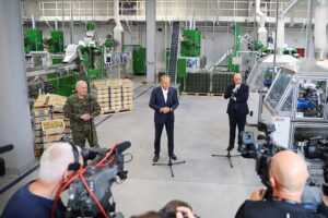 13.06.2025. Skarżysko-Kamienna. Wizyta Premiera Donalda Tuska w zakładach MESKO / Fot. Wiktor Taszłow - Radio Kielce