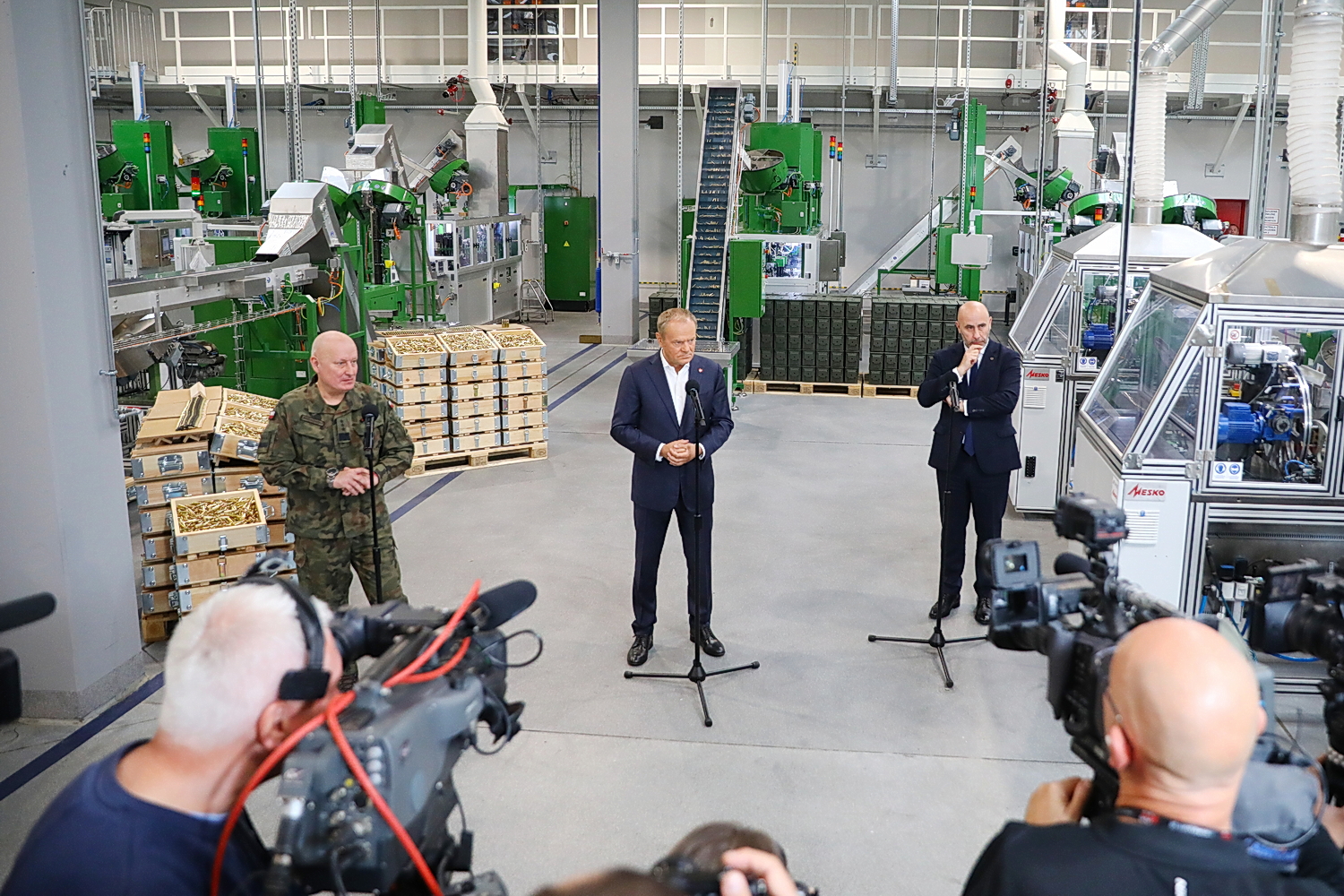 Premier Tusk: milion pocisków dziennie w MESKO - Radio Kielce 13.06.2025. Skarżysko-Kamienna. Wizyta premiera Donalda Tuska w zakładach Mesko / Fot. Wiktor Taszłow - Radio Kielce