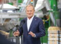 13.06.2025. Skarżysko-Kamienna. Wizyta premiera Donalda Tuska w zakładach Mesko. Na zdjęciu: Donald Tusk - premier / Fot. Wiktor Taszłow - Radio Kielce