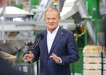 13.06.2025. Skarżysko-Kamienna. Wizyta premiera Donalda Tuska w zakładach Mesko. Na zdjęciu: Donald Tusk - premier / Fot. Wiktor Taszłow - Radio Kielce