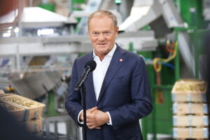 13.06.2025. Skarżysko-Kamienna. Wizyta premiera Donalda Tuska w zakładach Mesko. Na zdjęciu: Donald Tusk - premier / Fot. Wiktor Taszłow - Radio Kielce