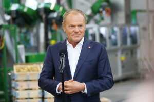 13.06.2025. Skarżysko-Kamienna. Wizyta premiera Donalda Tuska w zakładach Mesko. Na zdjęciu: Donald Tusk - premier / Fot. Wiktor Taszłow - Radio Kielce