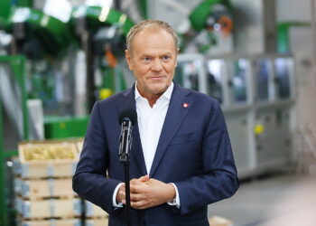 Inflacja znowu poniżej oczekiwań ekspertów - Radio Kielce 13.06.2025. Skarżysko-Kamienna. Wizyta premiera Donalda Tuska w zakładach Mesko. Na zdjęciu: Donald Tusk - premier / Fot. Wiktor Taszłow - Radio Kielce