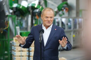 13.06.2025. Skarżysko-Kamienna. Wizyta premiera Donalda Tuska w zakładach Mesko. Na zdjęciu: Donald Tusk - premier / Fot. Wiktor Taszłow - Radio Kielce