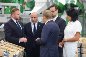 13.06.2025. Skarżysko-Kamienna. Wizyta Premiera Donalda Tuska w zakładach MESKO / Fot. Wiktor Taszłow - Radio Kielce