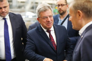 13.06.2025. Skarżysko-Kamienna. Wizyta premiera Donalda Tuska w zakładach Mesko. Na zdjęciu: Józef Bryk - wojewoda świętokrzyski / Fot. Wiktor Taszłow - Radio Kielce