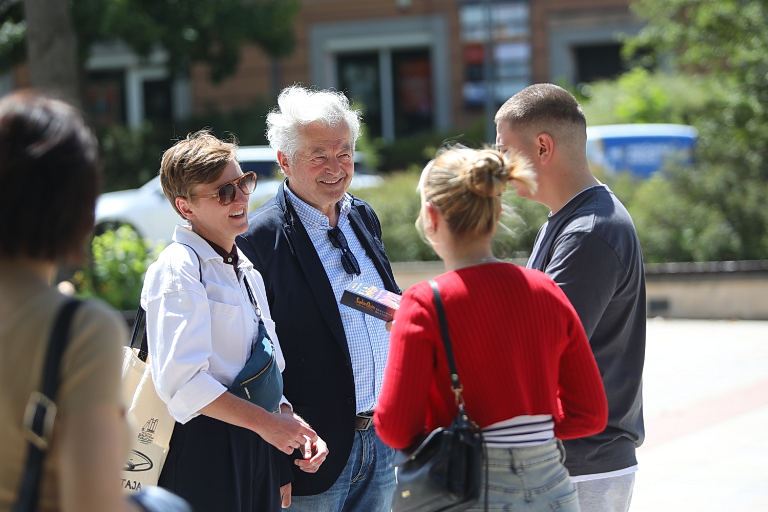Znany dziennikarz rozdawał w Kielcach książki - Radio Kielce 28.06.2025. Kielce. Wydarzenie pod hasłem „Książka na św. Jana” / Fot. Wiktor Taszłow - Radio Kielce