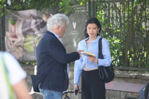 Znany dziennikarz rozdawał w Kielcach książki - Radio Kielce 28.06.2025. Kielce. Wydarzenie pod hasłem „Książka na św. Jana” / Fot. Wiktor Taszłow - Radio Kielce