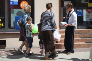 Znany dziennikarz rozdawał w Kielcach książki - Radio Kielce 28.06.2025. Kielce. Wydarzenie pod hasłem „Książka na św. Jana” / Fot. Wiktor Taszłow - Radio Kielce