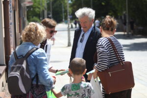 Znany dziennikarz rozdawał w Kielcach książki - Radio Kielce 28.06.2025. Kielce. Wydarzenie pod hasłem „Książka na św. Jana” / Fot. Wiktor Taszłow - Radio Kielce
