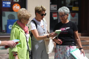 Znany dziennikarz rozdawał w Kielcach książki - Radio Kielce 28.06.2025. Kielce. Wydarzenie pod hasłem „Książka na św. Jana” / Fot. Wiktor Taszłow - Radio Kielce