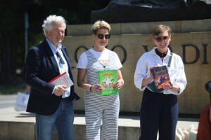 Znany dziennikarz rozdawał w Kielcach książki - Radio Kielce 28.06.2025. Kielce. Wydarzenie pod hasłem „Książka na św. Jana” / Fot. Wiktor Taszłow - Radio Kielce