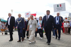 29.06.2025. Miasto i Gmina Morawica otrzymały Tablicę Honorową Rady Europy, nagrodę przyznawaną za aktywne działanie na rzecz współpracy i partnerstwa pomiędzy miastami państw europejskich / Fot. Wiktor Taszłow - Radio Kielce