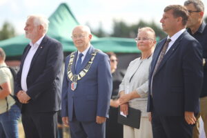 29.06.2025. Miasto i Gmina Morawica otrzymały Tablicę Honorową Rady Europy, nagrodę przyznawaną za aktywne działanie na rzecz współpracy i partnerstwa pomiędzy miastami państw europejskich / Fot. Wiktor Taszłow - Radio Kielce