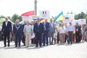 29.06.2025. Miasto i Gmina Morawica otrzymały Tablicę Honorową Rady Europy, nagrodę przyznawaną za aktywne działanie na rzecz współpracy i partnerstwa pomiędzy miastami państw europejskich / Fot. Wiktor Taszłow - Radio Kielce