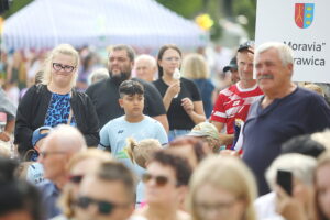 29.06.2025. Miasto i Gmina Morawica otrzymały Tablicę Honorową Rady Europy, nagrodę przyznawaną za aktywne działanie na rzecz współpracy i partnerstwa pomiędzy miastami państw europejskich / Fot. Wiktor Taszłow - Radio Kielce