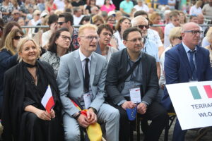29.06.2025. Miasto i Gmina Morawica otrzymały Tablicę Honorową Rady Europy, nagrodę przyznawaną za aktywne działanie na rzecz współpracy i partnerstwa pomiędzy miastami państw europejskich / Fot. Wiktor Taszłow - Radio Kielce