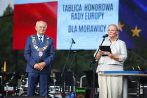 29.06.2025. Miasto i Gmina Morawica otrzymały Tablicę Honorową Rady Europy, nagrodę przyznawaną za aktywne działanie na rzecz współpracy i partnerstwa pomiędzy miastami państw europejskich / Fot. Wiktor Taszłow - Radio Kielce