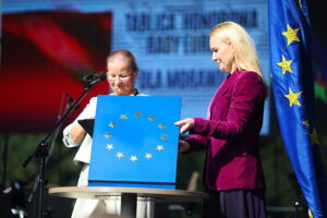 29.06.2025. Miasto i Gmina Morawica otrzymały Tablicę Honorową Rady Europy, nagrodę przyznawaną za aktywne działanie na rzecz współpracy i partnerstwa pomiędzy miastami państw europejskich / Fot. Wiktor Taszłow - Radio Kielce