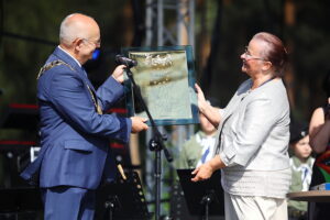 29.06.2025. Miasto i Gmina Morawica otrzymały Tablicę Honorową Rady Europy, nagrodę przyznawaną za aktywne działanie na rzecz współpracy i partnerstwa pomiędzy miastami państw europejskich / Fot. Wiktor Taszłow - Radio Kielce