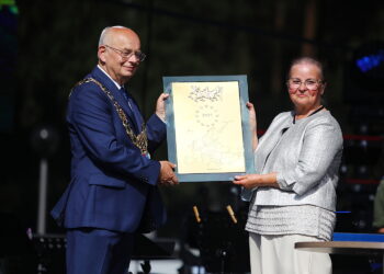 29.06.2025. Miasto i Gmina Morawica otrzymały Tablicę Honorową Rady Europy, nagrodę przyznawaną za aktywne działanie na rzecz współpracy i partnerstwa pomiędzy miastami państw europejskich / Fot. Wiktor Taszłow - Radio Kielce