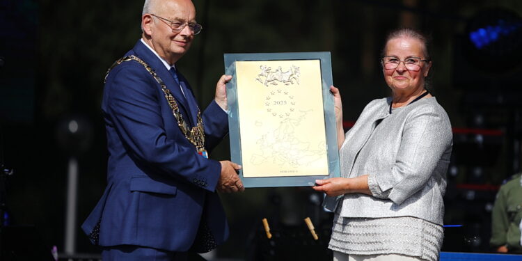 29.06.2025. Miasto i Gmina Morawica otrzymały Tablicę Honorową Rady Europy, nagrodę przyznawaną za aktywne działanie na rzecz współpracy i partnerstwa pomiędzy miastami państw europejskich / Fot. Wiktor Taszłow - Radio Kielce