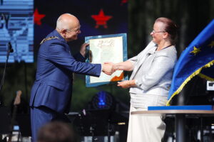 29.06.2025. Miasto i Gmina Morawica otrzymały Tablicę Honorową Rady Europy, nagrodę przyznawaną za aktywne działanie na rzecz współpracy i partnerstwa pomiędzy miastami państw europejskich / Fot. Wiktor Taszłow - Radio Kielce