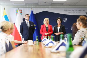 02.06.2025. Kielce. Wręczenie „Świętokrzyskich Kart Zawodowych Rodzin Zastępczych” / Fot. Wiktor Taszłow - Radio Kielce