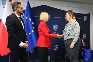 02.06.2025. Kielce. Wręczenie „Świętokrzyskich Kart Zawodowych Rodzin Zastępczych” / Fot. Wiktor Taszłow - Radio Kielce
