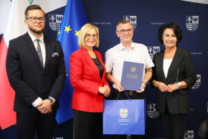 02.06.2025. Kielce. Wręczenie „Świętokrzyskich Kart Zawodowych Rodzin Zastępczych” / Fot. Wiktor Taszłow - Radio Kielce