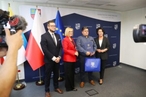 02.06.2025. Kielce. Wręczenie „Świętokrzyskich Kart Zawodowych Rodzin Zastępczych” / Fot. Wiktor Taszłow - Radio Kielce